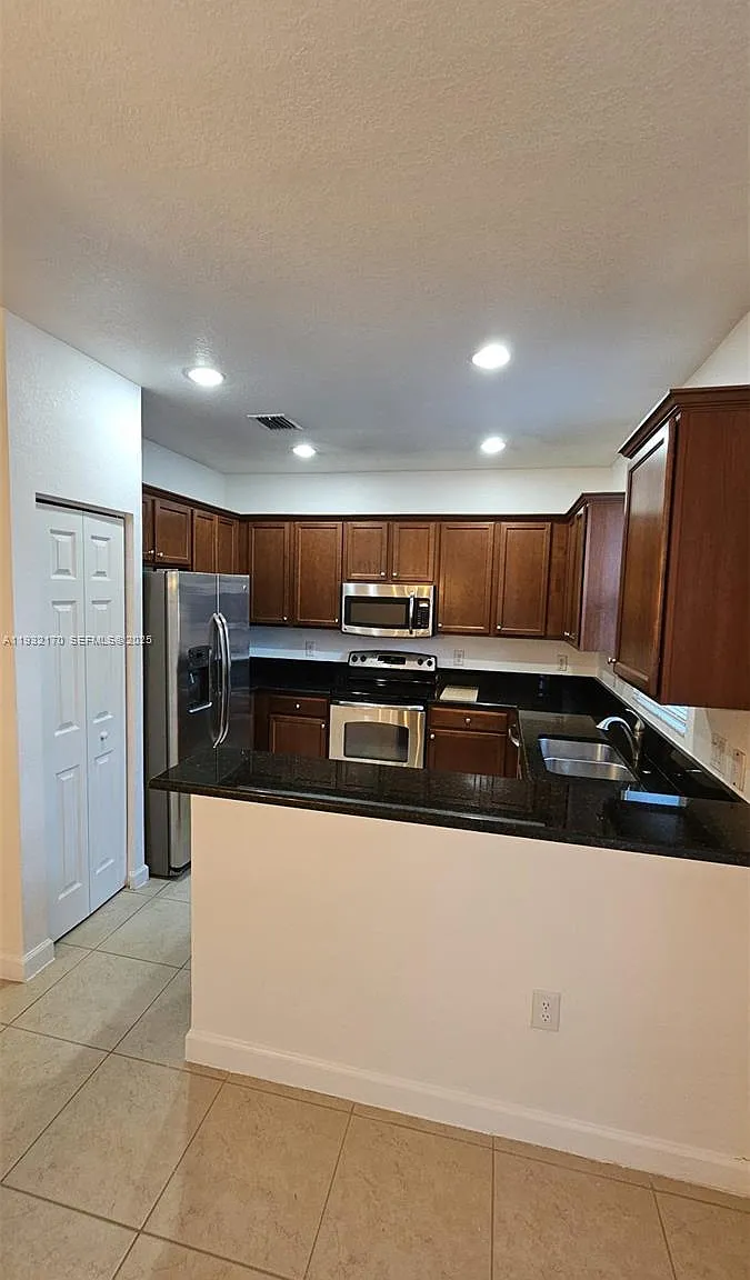 3 bed, 1610 sqft, $3,500 — Photo 2