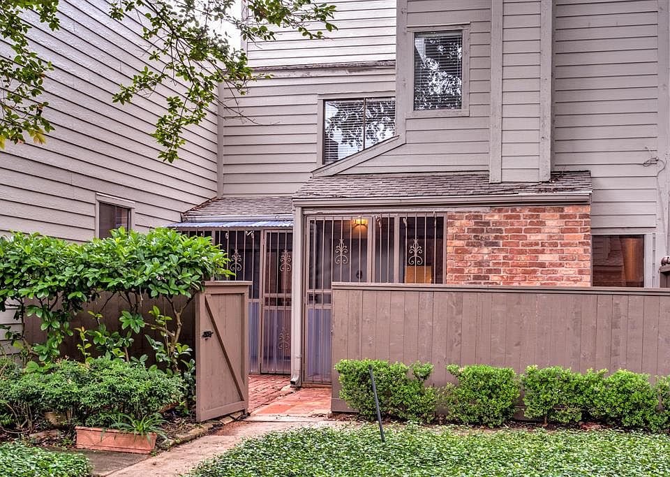 This town home is located in a nice shady courtyard.