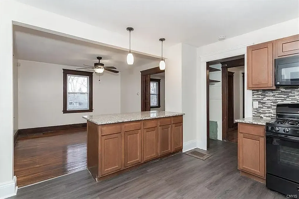 4 bed, 1.0 bath, 1560 sqft, $2,200 — Photo 3