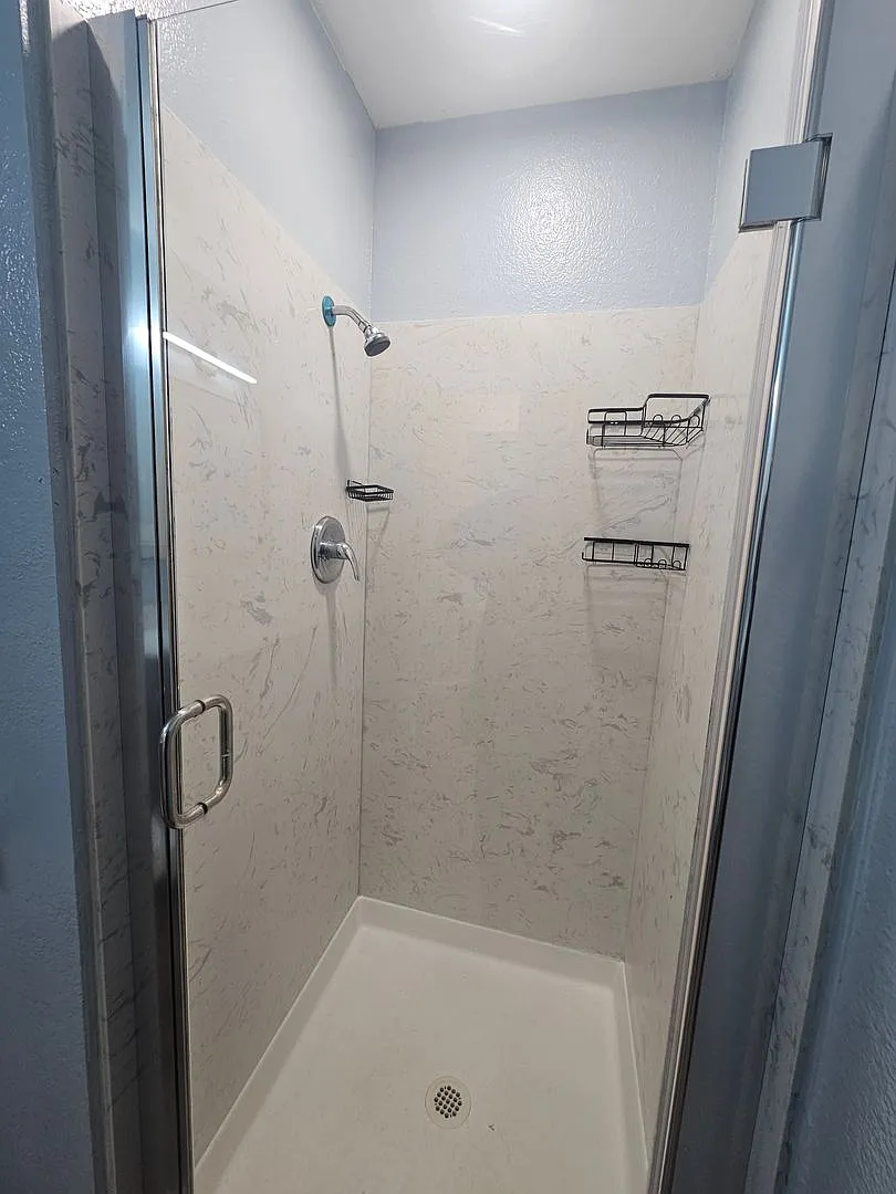 3 bedroom 2 bathroom Sunny Updated home Near Community Park — Photo 2