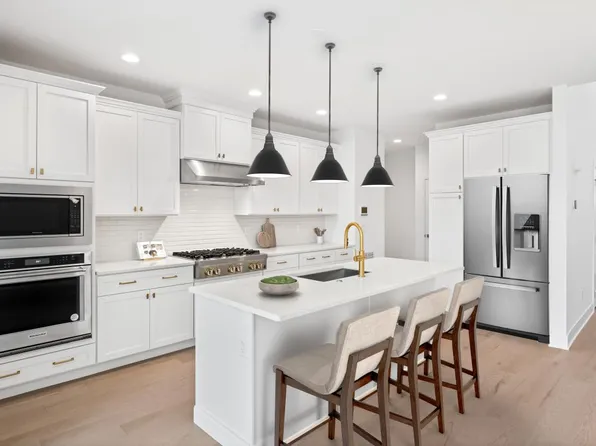 4 Edgewood Way, Woodbridge, CT 06525