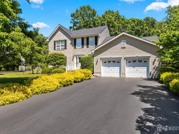 9 Edie Ln, Howell, NJ 07731