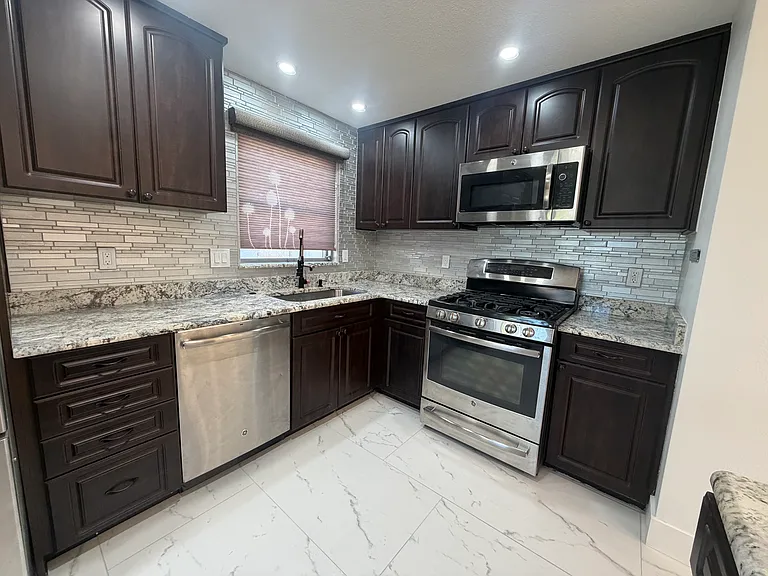 1125 Union St — Photo 7