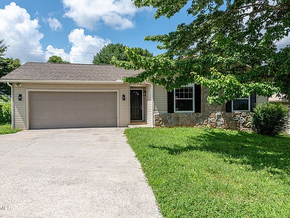 2nd image of 3217 Bloomfield Cir