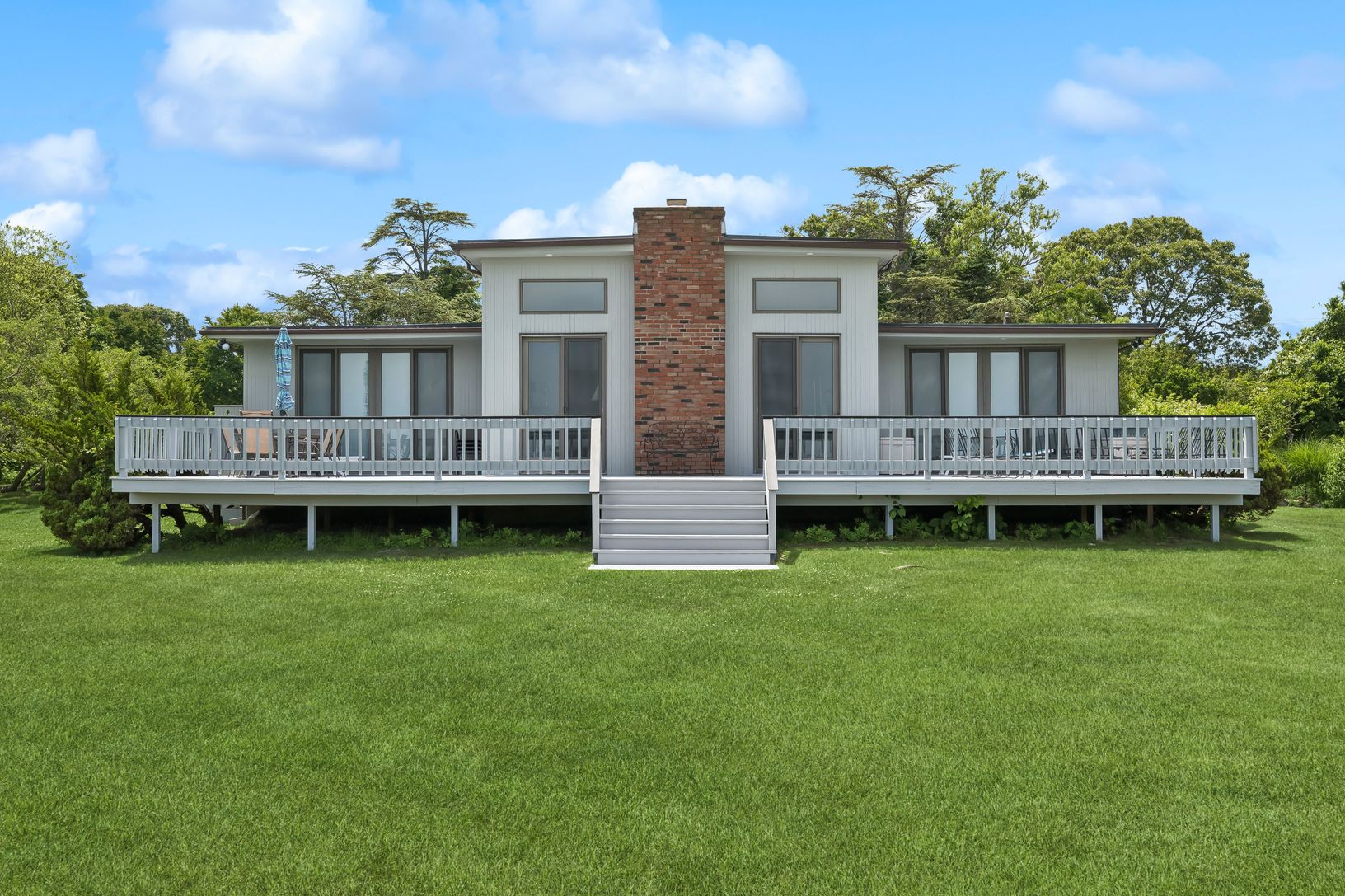  Big deck and expansive yards