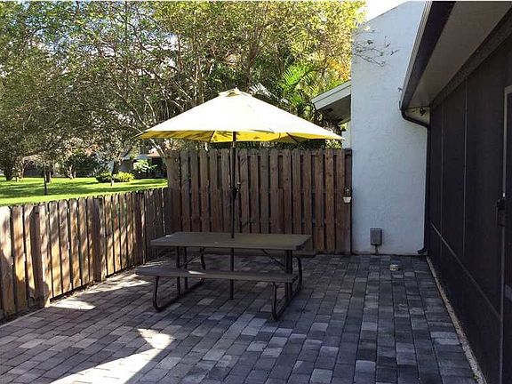 4th image of 679 Woodgate Cir