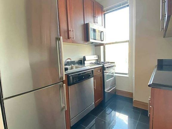 3rd image of 310 E 19th St APT 20