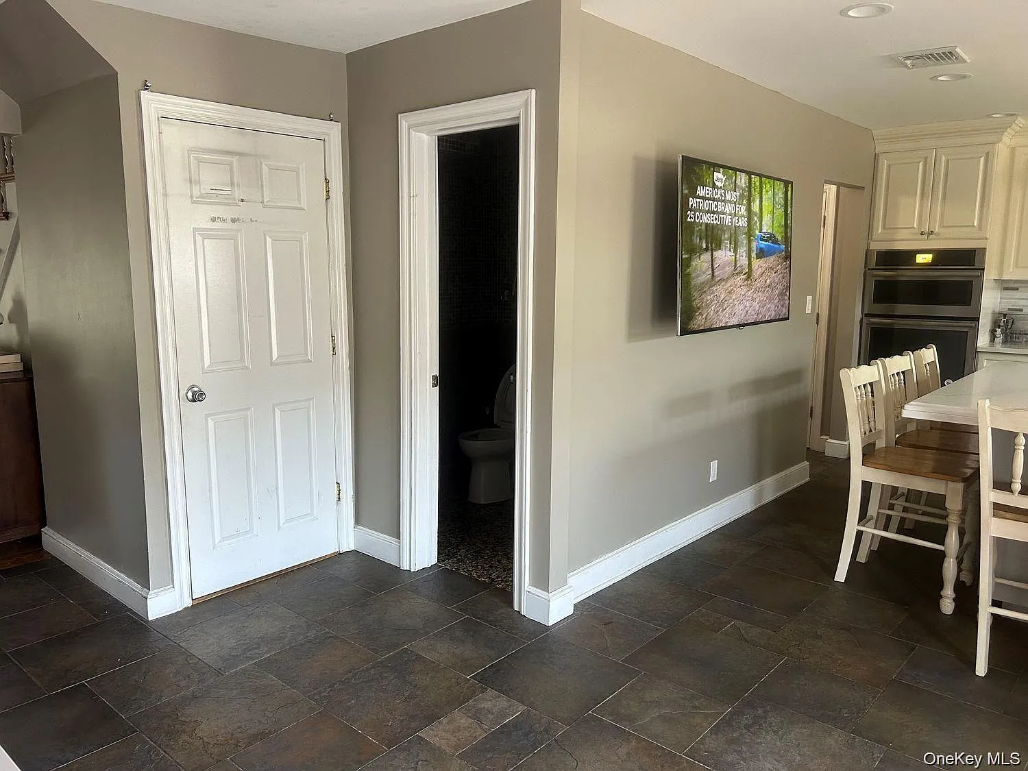 4 bed, 3.5 bath, 2438 sqft, $6,200 — Photo 3