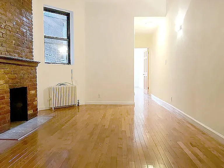 105 E 10th St #3D — Photo 2