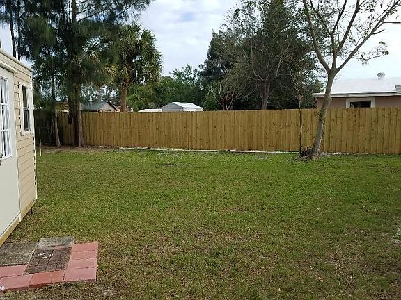 5th image of 715 Camellia Dr
