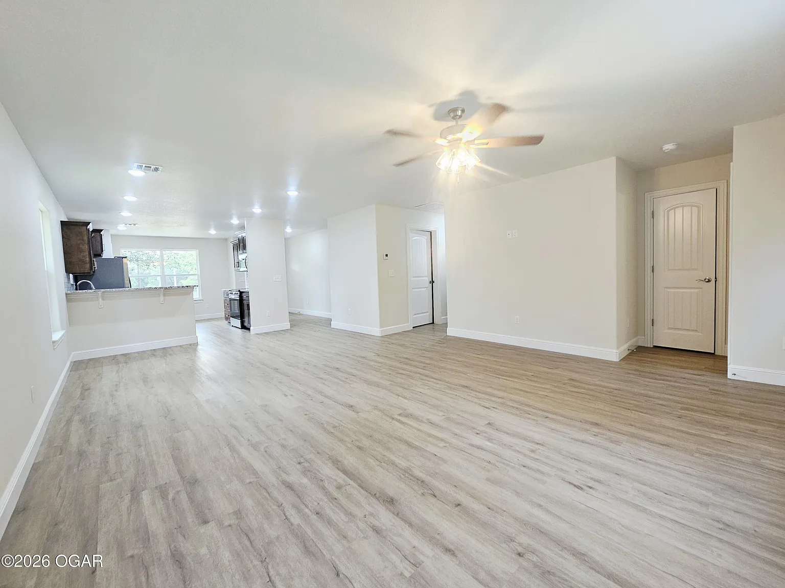 3 bed, 2.0 bath, 1370 sqft, $2,000 — Photo 4