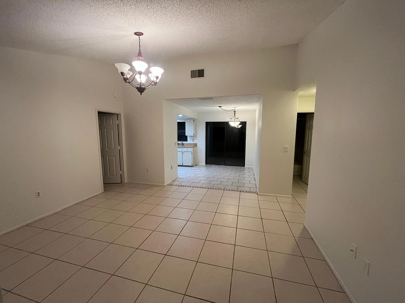 3 bed, 1000 sqft, $2,050 — Photo 4