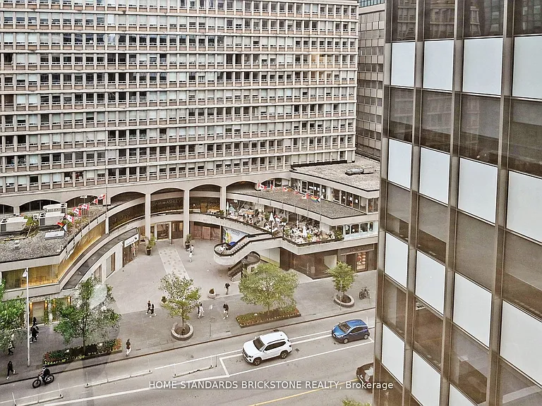 110 Bloor St W #1009 — Photo 38