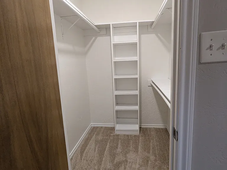 MASTER LARGE WALK-IN CLOSET