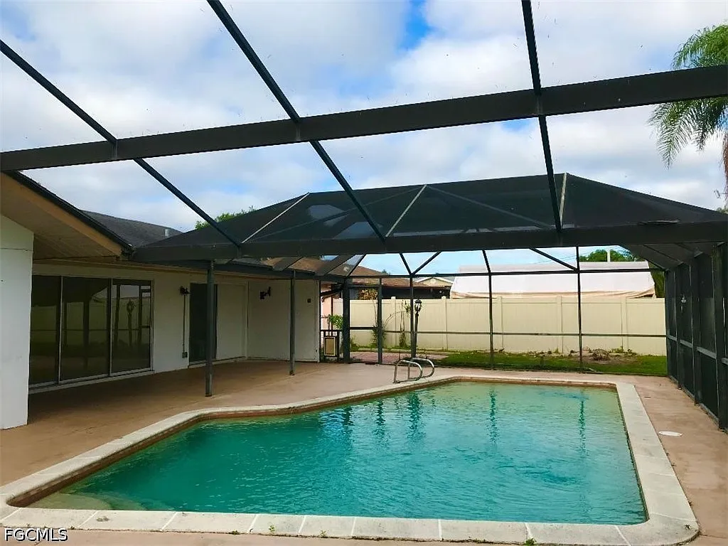 3 bed, 2.0 bath, 1390 sqft, $1,950 — Photo 2