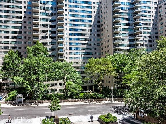 4th image of 210 E 65th St APT 4H