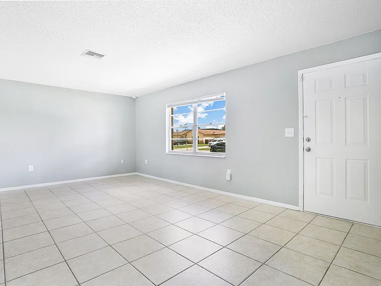 405 Long Dr — Photo 4