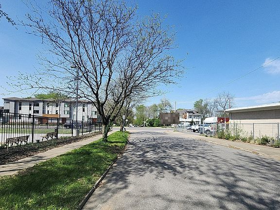 5th image of 2708 Campbell St