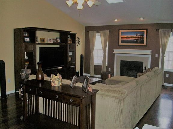 2nd image of 4984 Glenmeir Ct