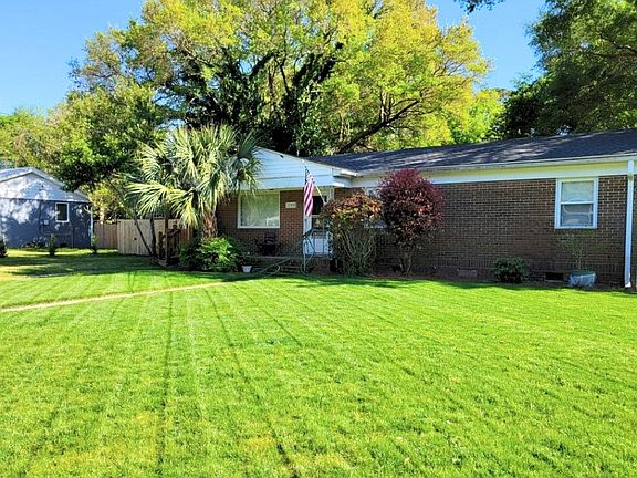 4 BR / 2 Bath - Ranch Style Home
8 Minutes from Downtown, 10 Minutes from Folly Beach - Massive Backyard
