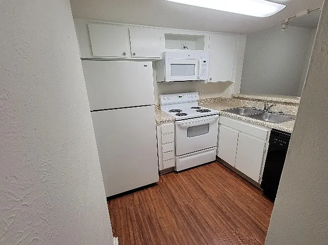 A Private Apt & Townhouse Community — Photo 73