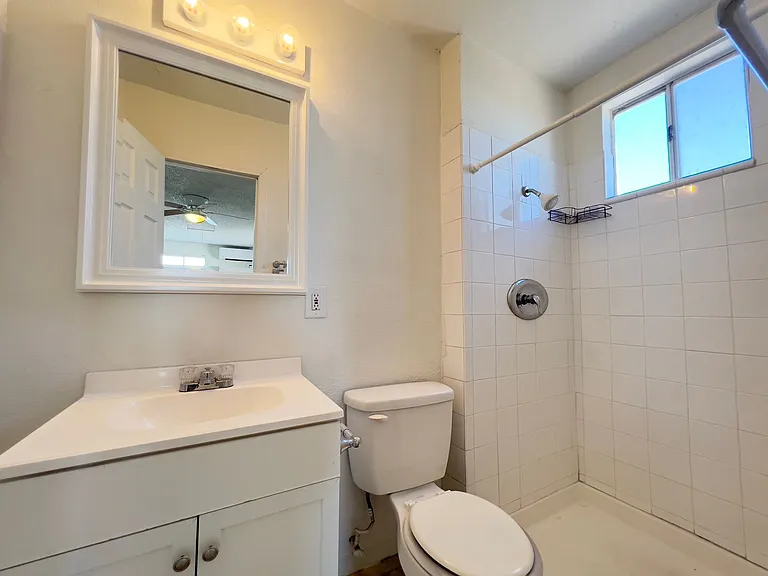 130 Metropolitan Dr #B — Photo 10