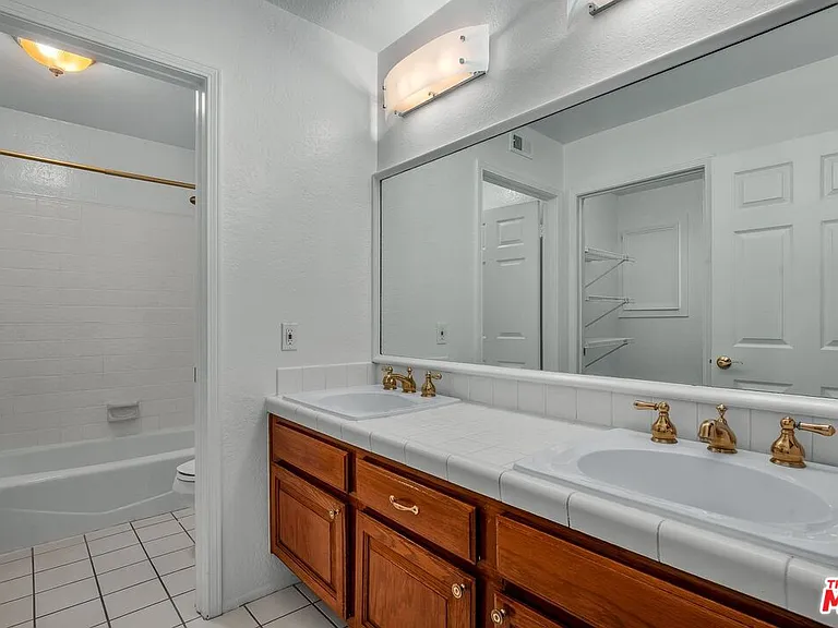 7513 W 83rd St — Photo 26