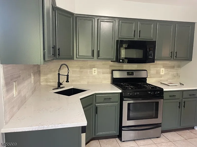 3 bed, 3.5 bath, 2200 sqft, $3,800 — Photo 2