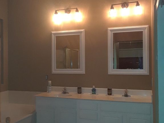 Master bath double sink & tub