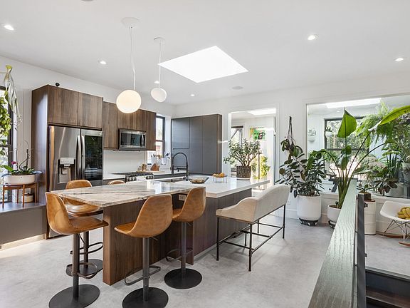 5th image of 2245 N Bissell St #2