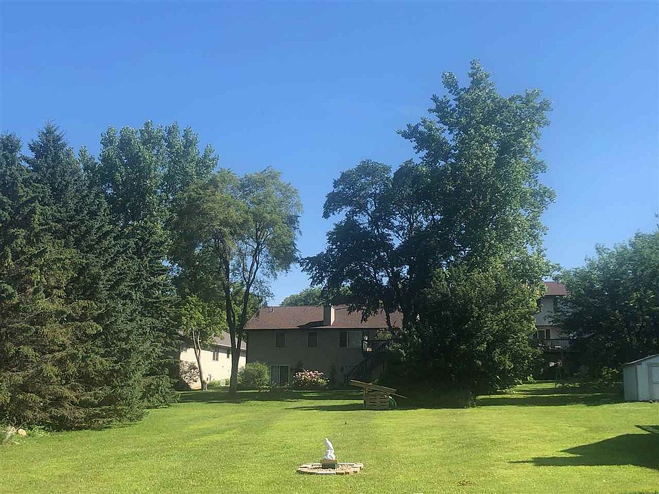 2nd image of 923 Candlewick Dr NE