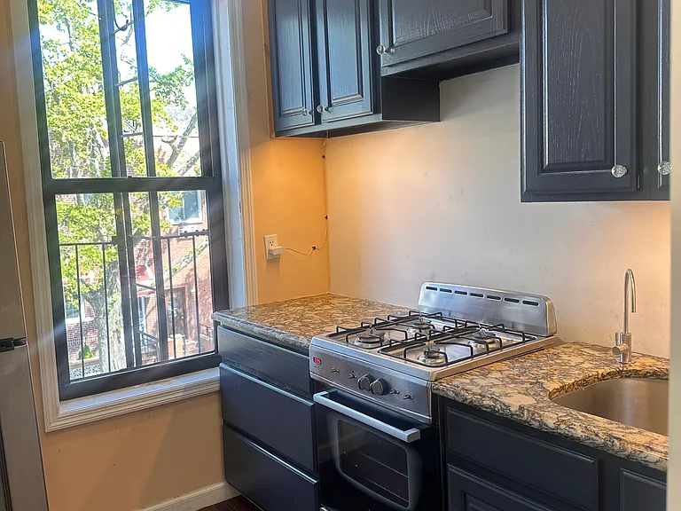 201 Bay 20 St — Photo 6
