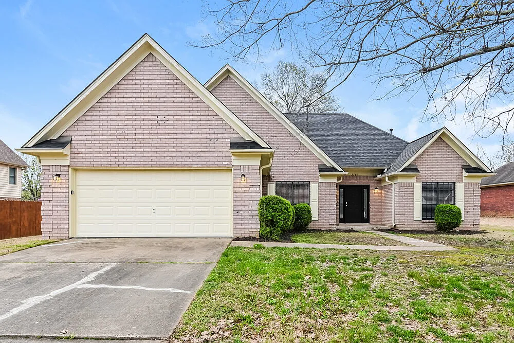 3 bed, 2.0 bath, 1831 sqft, $2,165 — Photo 1
