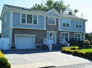 161 Spruce St, Lindenhurst, NY 11757