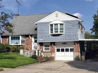 18 Garnet Ln, Plainview, NY 11803