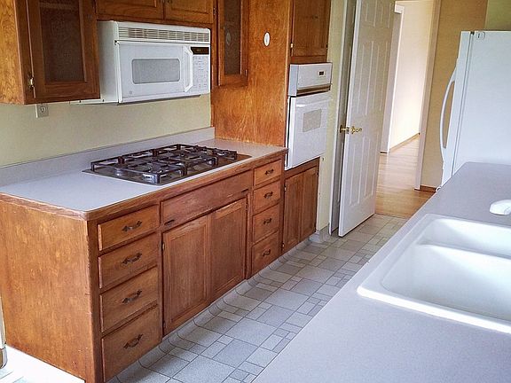 4th image of 1199 Stanley Ave