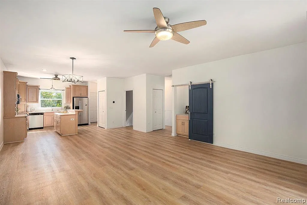 2 bed, 2.0 bath, 1331 sqft, $2,200 — Photo 2