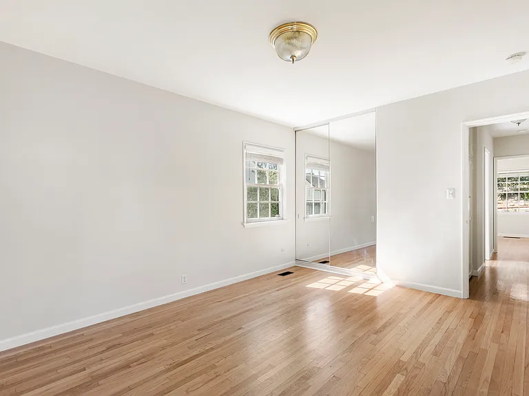 982 Athens St — Photo 28