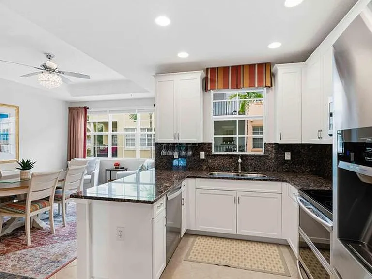 11850 Valencia Gardens Ave — Photo 1