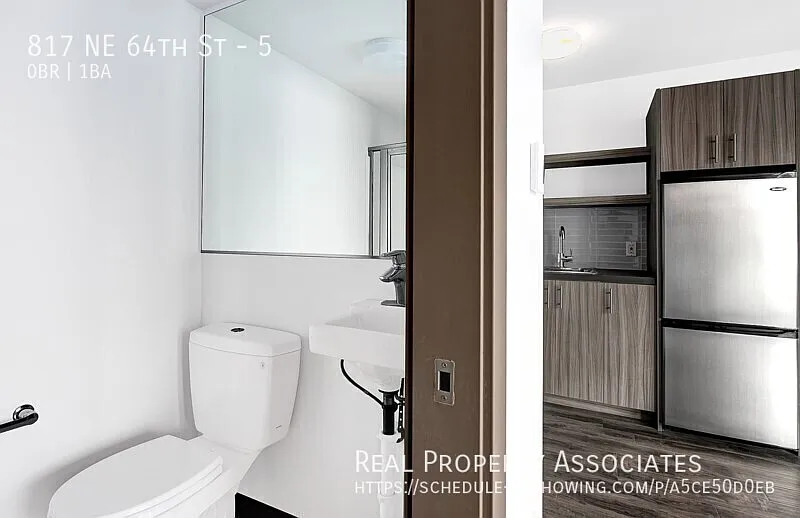 Affordable studio near Greenlake & Roosevelt Light rail + $250 signing bonus for qualified applic... — Photo 3