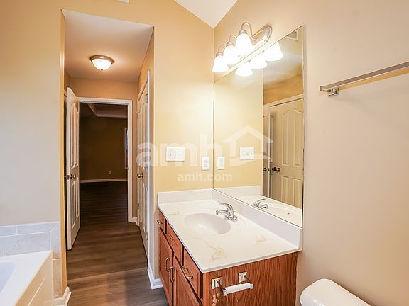 4th image of 720 Arrowfield Dr