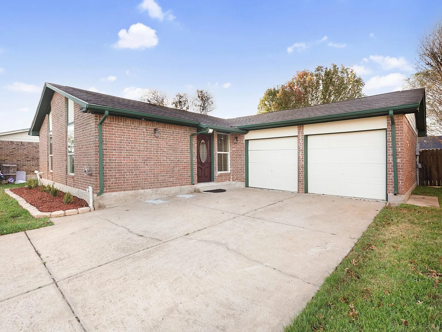 3 bed, 2.0 bath, 1247 sqft, $2,100 — Photo 3