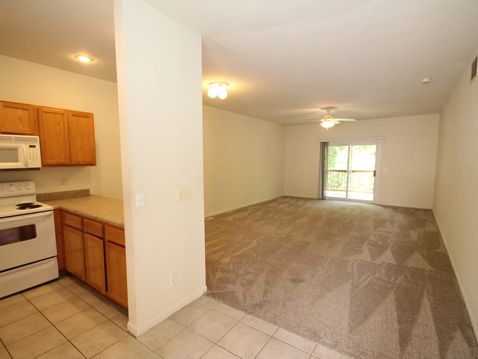 2 bed, 900 sqft, $1,300 — Photo 3