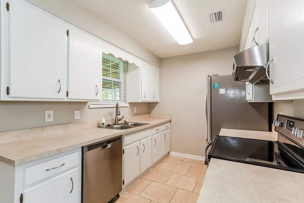 3 bed, 2.0 bath, 1300 sqft, $1,910 — Photo 3