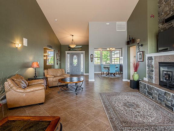 Spacious livingroom, wonderful fireplace