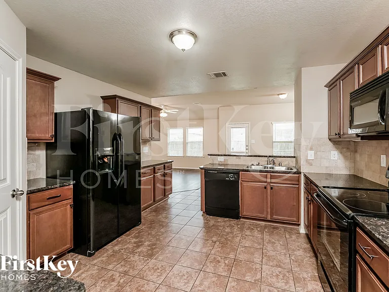 1800 Arbordale Way — Photo 8