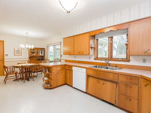 5th image of 1906 Crescent Dr