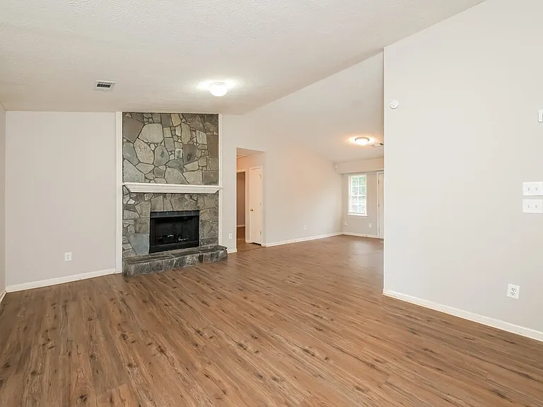 411 Cindy Dr SE — Photo 3