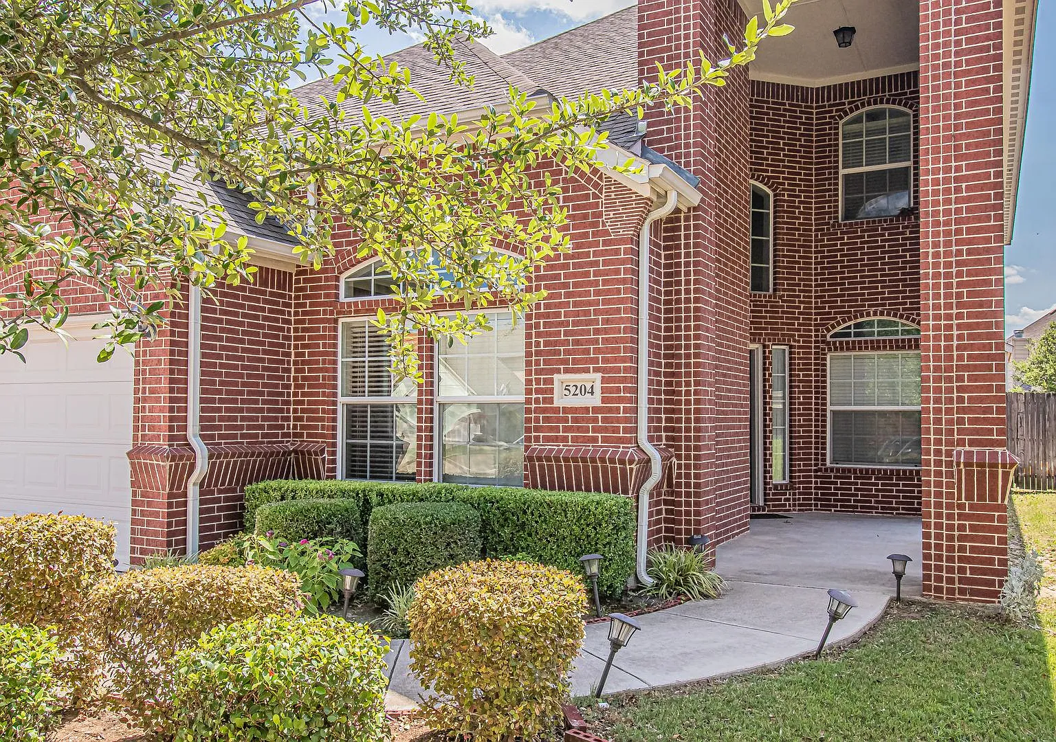 Beautiful Grand Home In Benbrook! — Photo 1