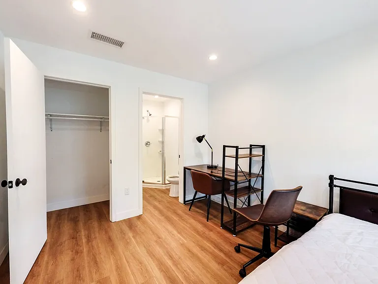 1651 W 37th Pl — Photo 29